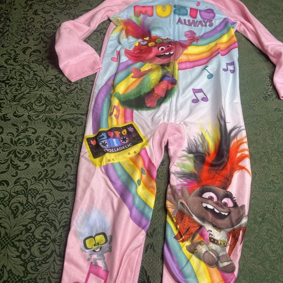 NWT trolls 4 5 MUSIC ALWAY rainbow sleeper pajamas - Picture 2 of 8